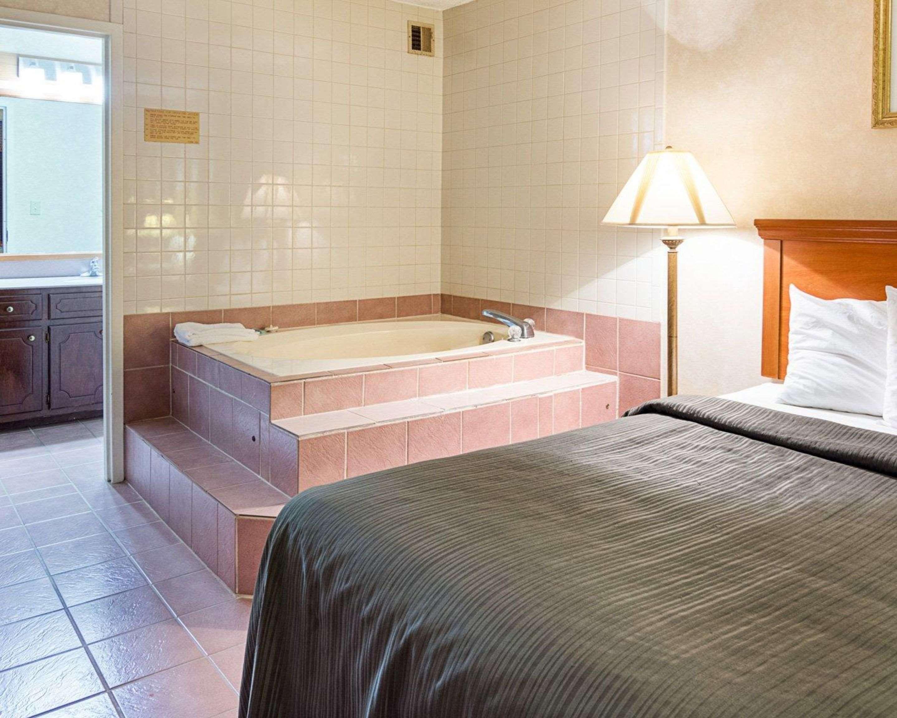 Quality Inn Petersburg Near Fort Gregg-Adams Dış mekan fotoğraf