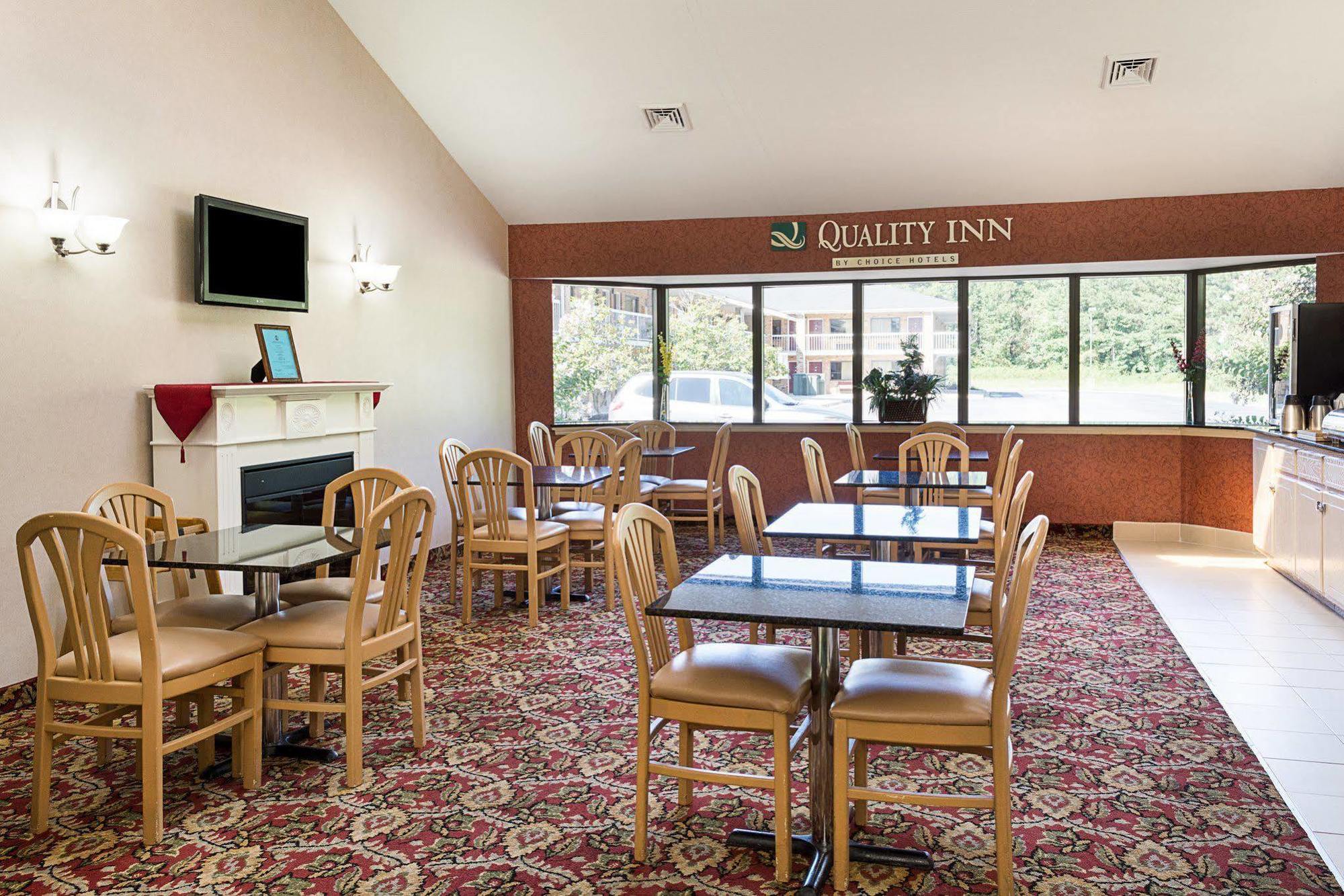Quality Inn Petersburg Near Fort Gregg-Adams Dış mekan fotoğraf